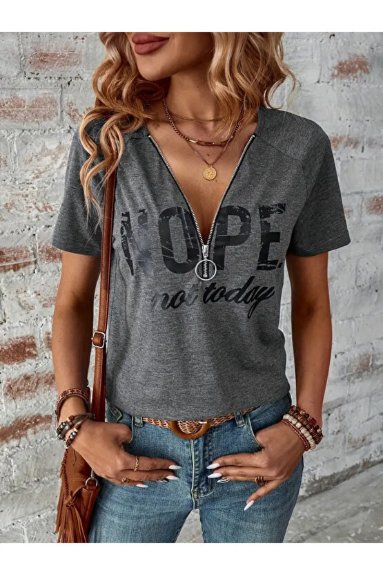 Kadın Kısa Kollu önden Fermuarlı Yazı Baskılı Viskon Bluz