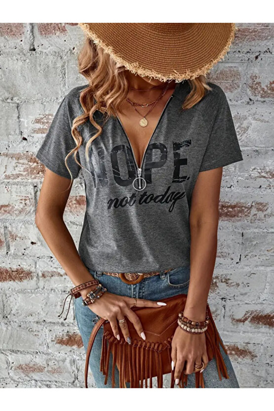 Kadın Kısa Kollu önden Fermuarlı Yazı Baskılı Viskon Bluz