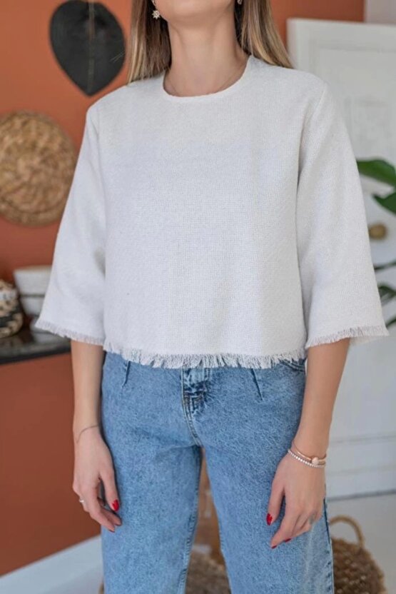 Beyaz Püskül Detaylı Bluz