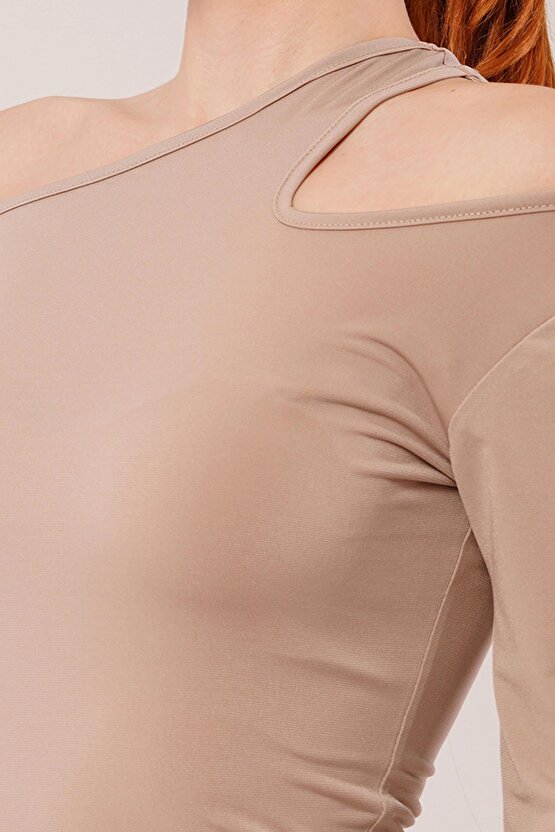 Omuz Dekolte Detaylı Krem Bluz