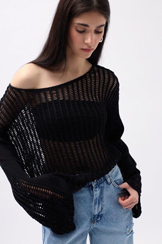 Kayık Yaka Ajurlu Bluz