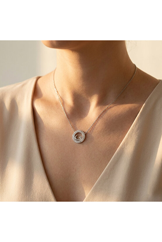 Halka Içi Vav Kolye