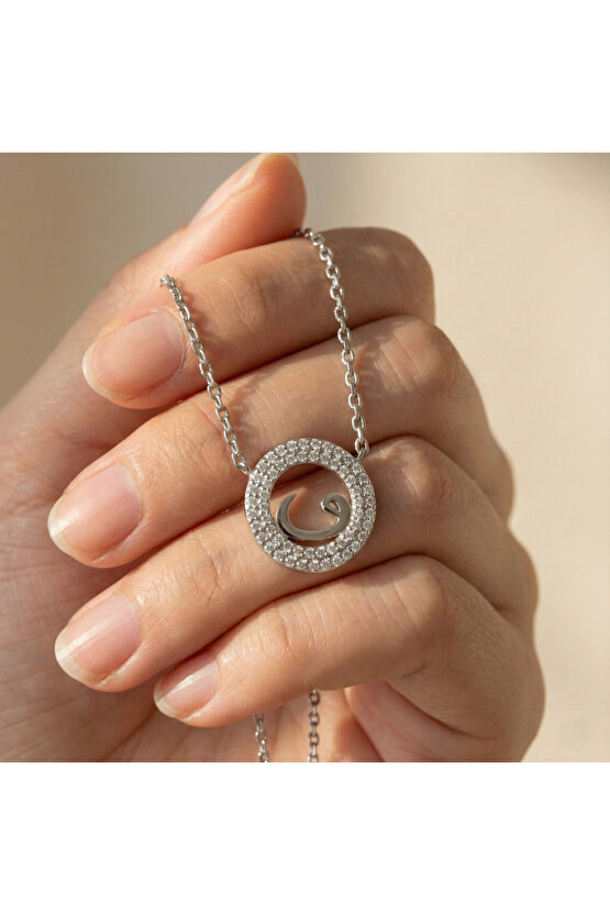 Halka Içi Vav Kolye