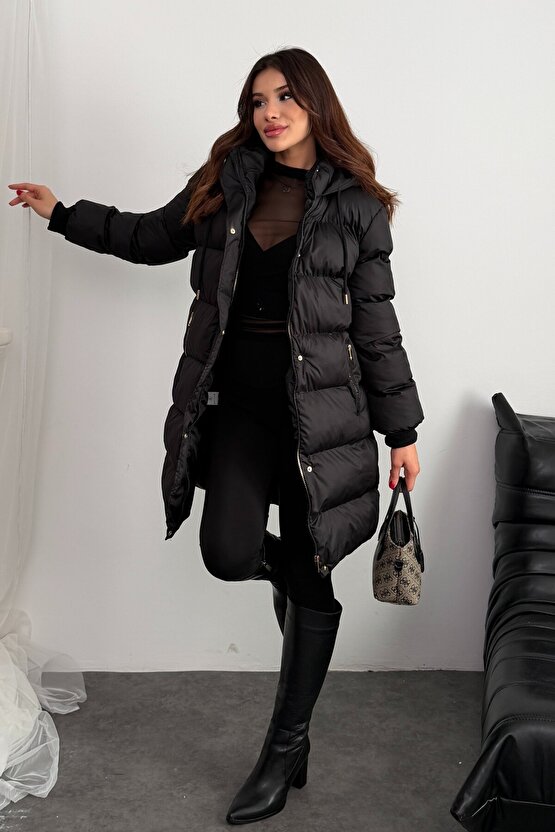 Kadın Siyah Uzun Kapüşonlu Şişme Mont – Oversize Kışlık Gold Düğmeli