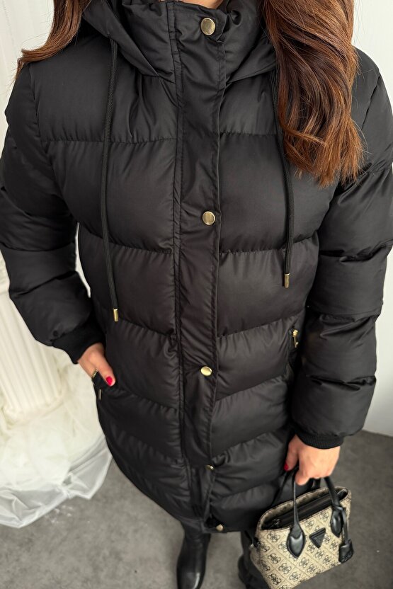 Kadın Siyah Uzun Kapüşonlu Şişme Mont – Oversize Kışlık Gold Düğmeli