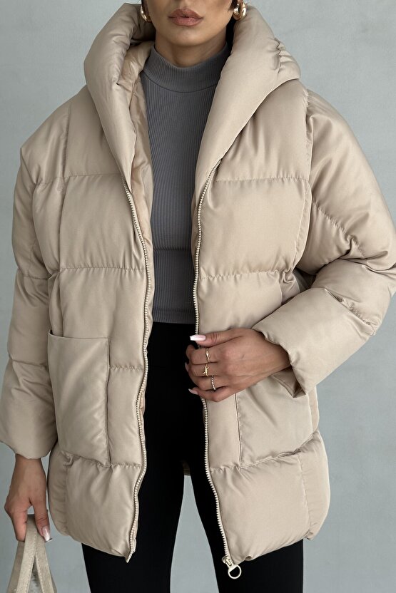 Kadın Kapüşonlu Oversize Bej Şişme Mont – Puffer Yarasa Kol Kışlık Kaban