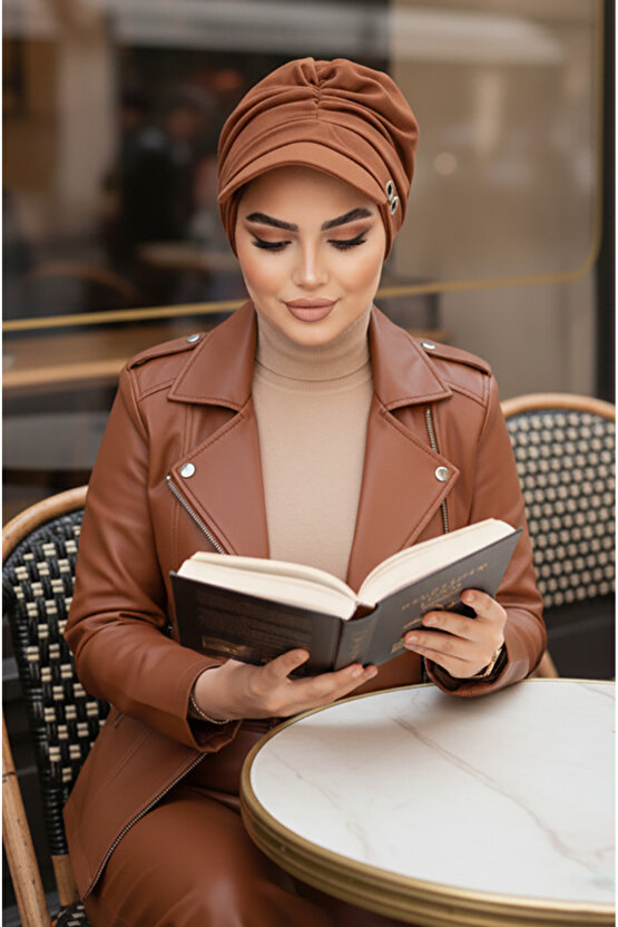 Karamel Metal Detaylı Tesettür Şapka Bone