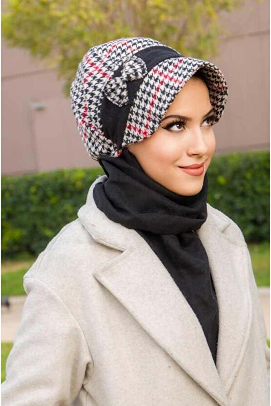 Siyah Kırmızı Kazayağı Fiyonk Aksesuarlı Tesettür Şapka
