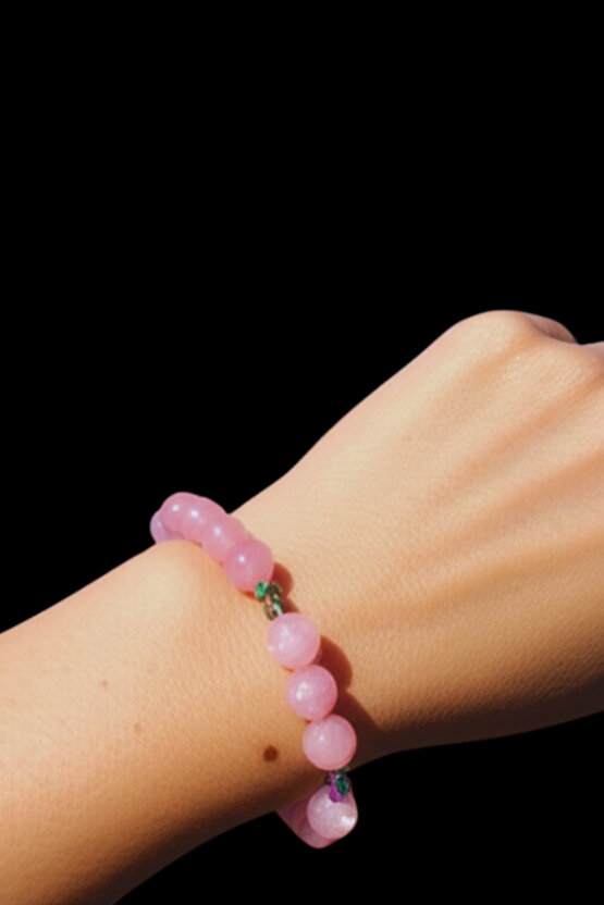 Doğal Pembe Kuvars Kristali – Negatif Enerjiyi Temizleyen ve Kalbi Yumuşatan Taş