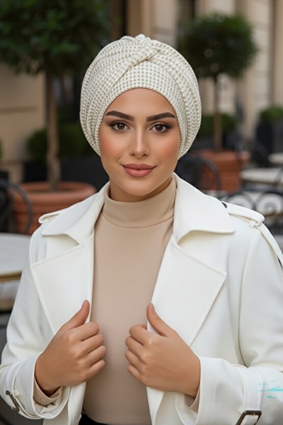 Krem Ajurlu Hazır Burgu Detaylı Bone