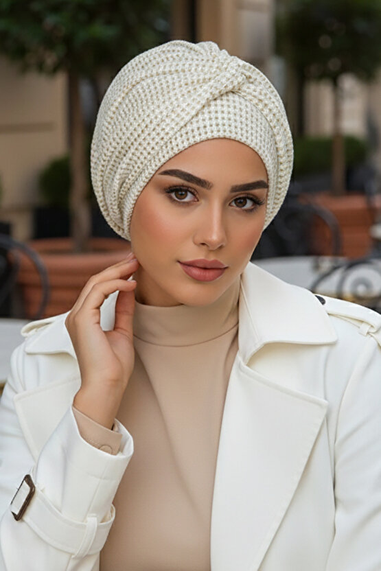 Krem Ajurlu Hazır Burgu Detaylı Bone