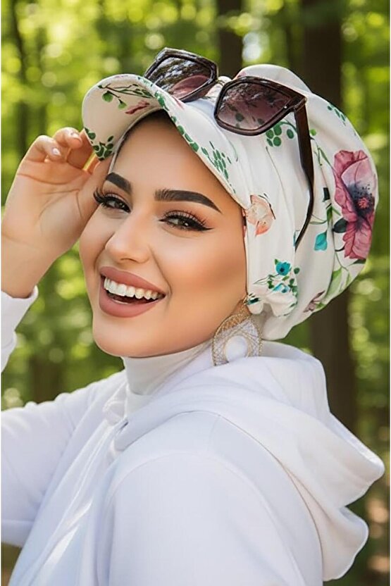 Beyaz Çiçek Desenli Şapka Bone