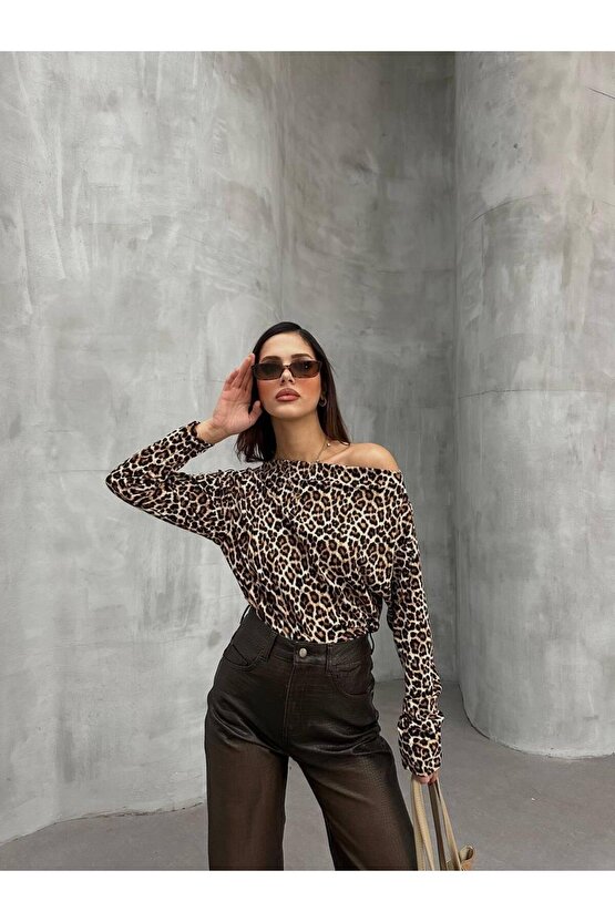 Kadın Leopar Desenli Düşük Omuzlu Bluz