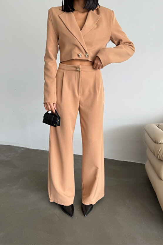 Kendim Fashion CROP CEKET - PANTOLON TAKIM GOLD DÜĞME DETAYLI - Kahverengi