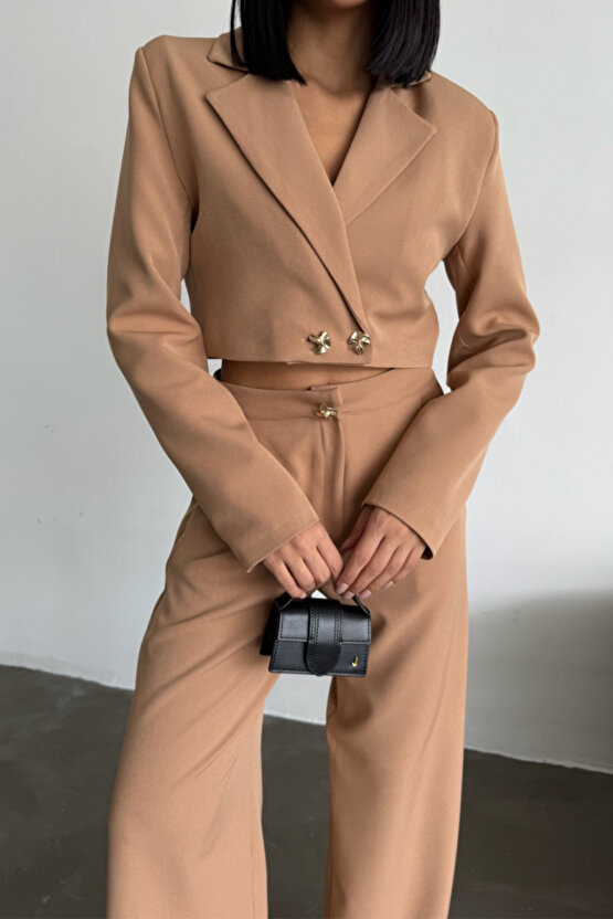 Kendim Fashion CROP CEKET - PANTOLON TAKIM GOLD DÜĞME DETAYLI - Kahverengi