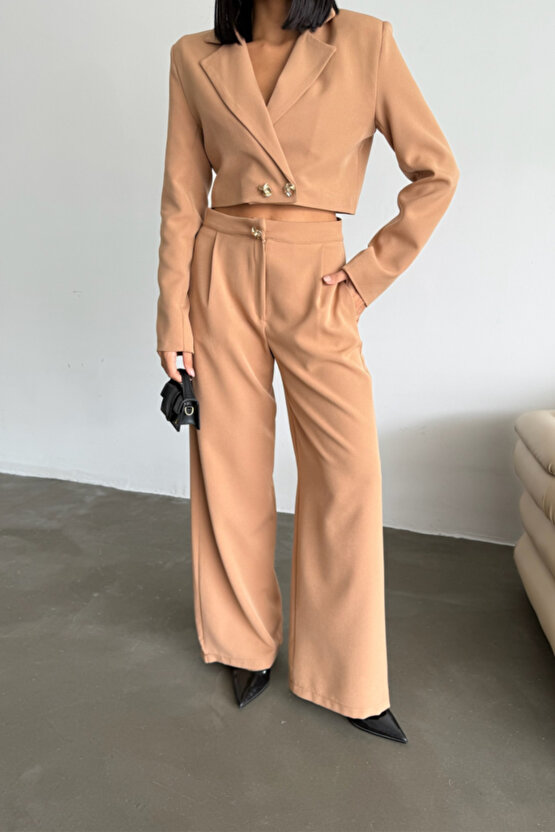 Kendim Fashion CROP CEKET - PANTOLON TAKIM GOLD DÜĞME DETAYLI - Kahverengi