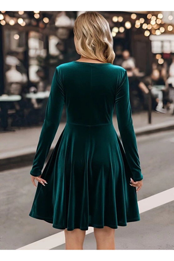 Kadın Uzun Kollu Kruvaze Yakalı Toka Detaylı Mini Kadife Elbise