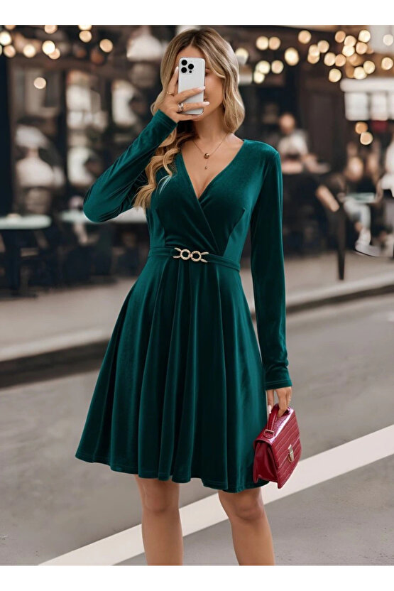 Kadın Uzun Kollu Kruvaze Yakalı Toka Detaylı Mini Kadife Elbise