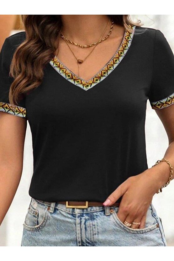 Kadın Kısa Kollu V şerit Etnik Desen Yakalı Viskon Bluz