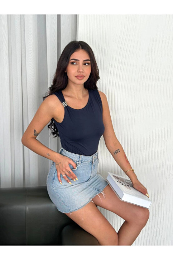 Osy Modal Yumuşak Dokulu Kumaş Bisiklet Yaka Sıfır Kol Bluz Omuz Toka Aksesuar Detaylı - Lacivert