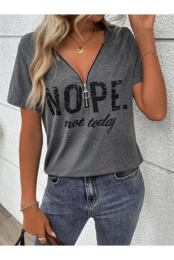 Kadın Kısa Kollu önden Fermuarlı Yazı Baskılı Viskon Bluz