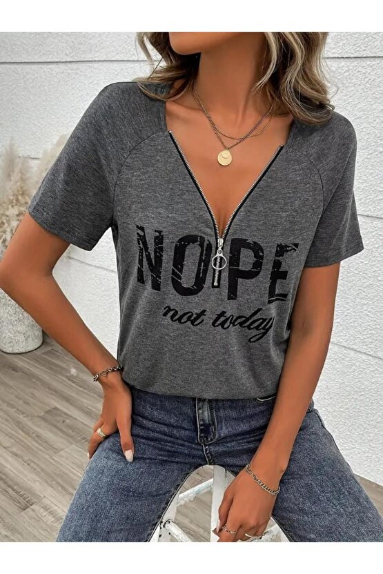 Kadın Kısa Kollu önden Fermuarlı Yazı Baskılı Viskon Bluz