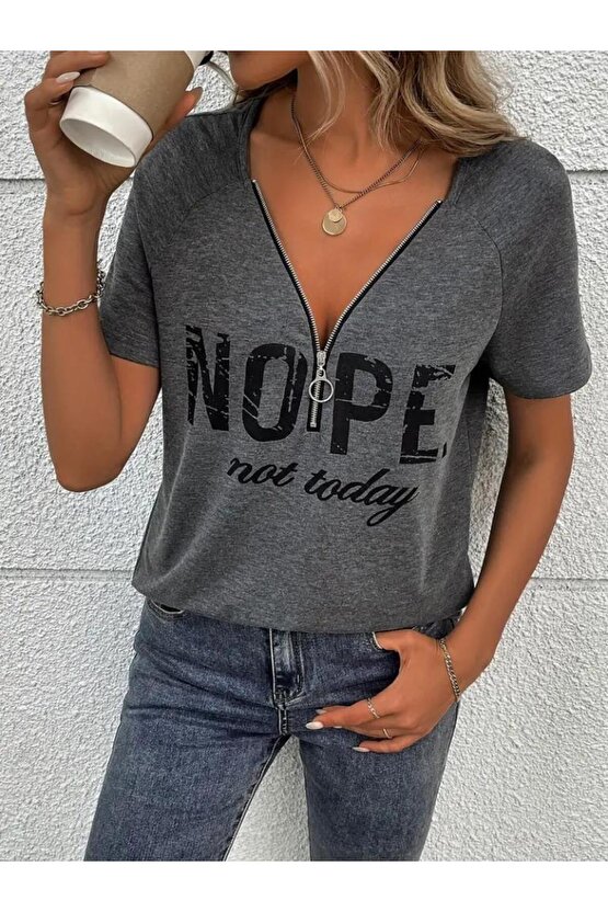 Kadın Kısa Kollu önden Fermuarlı Yazı Baskılı Viskon Bluz