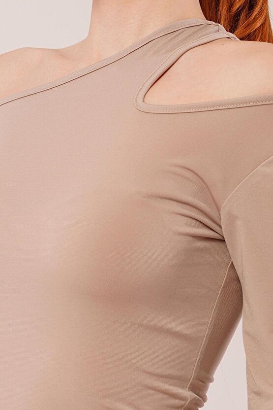 Omuz Dekolte Detaylı Krem Bluz