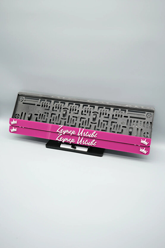 EL YAZI FONTLU KRALİÇE TACLI PEMBE BEYAZ KİŞİYE ÖZEL İSİMLİ PLEKSİ ARABA PLAKALIĞI