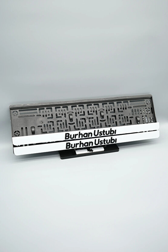 İTALİK KÜÇÜK HARFLİ DÜZ FONTLU BEYAZ KİŞİYE ÖZEL İSİMLİ PLEKSİ ARABA PLAKALIĞI