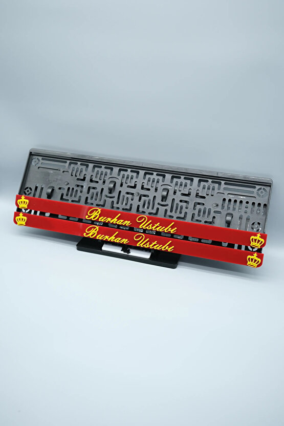 EL YAZI FONTLU KRAL TACLI KIRMIZI SARI KİŞİYE ÖZEL İSİMLİ PLEKSİ ARABA PLAKALIĞI