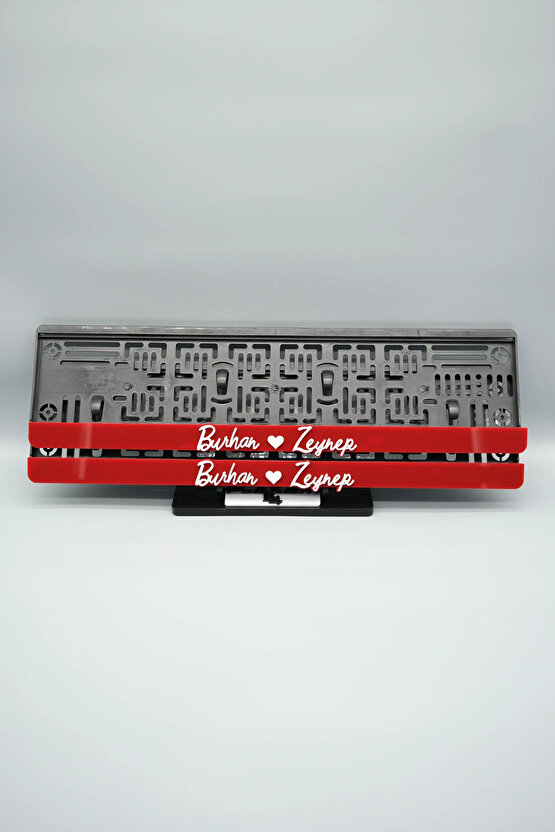 EL YAZI FONTLU KALPLİ KIRMIZI BEYAZ ÇİFTLERE ÖZEL İSİMLİ PLEKSİ ARABA PLAKALIĞI