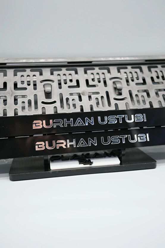 KİŞİYE ÖZEL İSİMLİ GÜMÜŞ PLEKSİ ARABA PLAKALIĞI