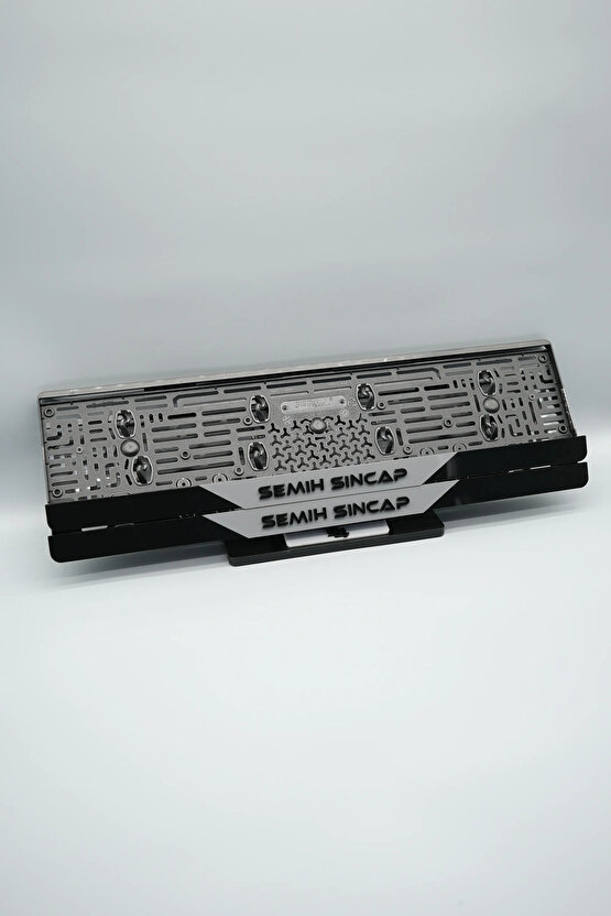 ORTASI GRİ PARÇALI KİŞİYE ÖZEL İSİMLİ PLEKSİ ARABA PLAKALIĞI