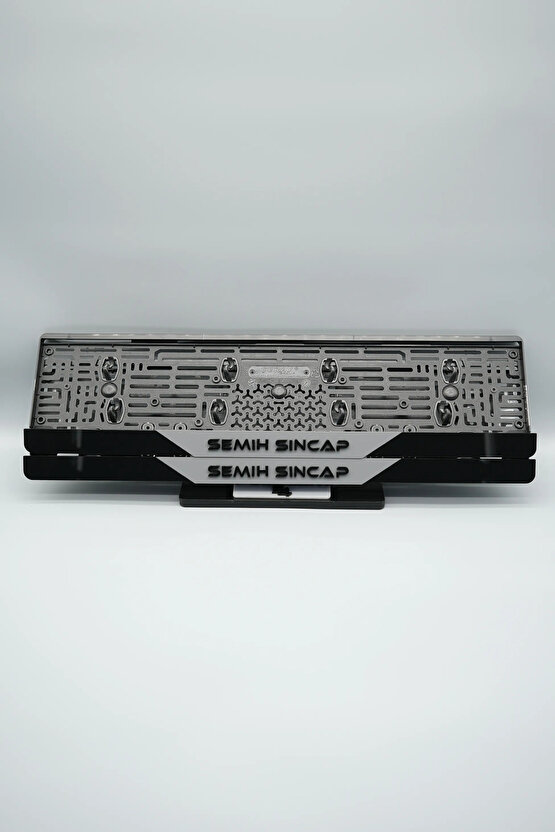 ORTASI GRİ PARÇALI KİŞİYE ÖZEL İSİMLİ PLEKSİ ARABA PLAKALIĞI