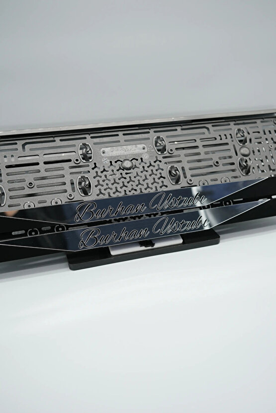 EL YAZI FONTLU ORTASI GÜMÜŞ PARÇALI KİŞİYE ÖZEL İSİMLİ PLEKSİ ARABA PLAKALIĞI