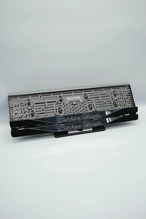 EL YAZI FONTLU ORTASI GÜMÜŞ PARÇALI KİŞİYE ÖZEL İSİMLİ PLEKSİ ARABA PLAKALIĞI