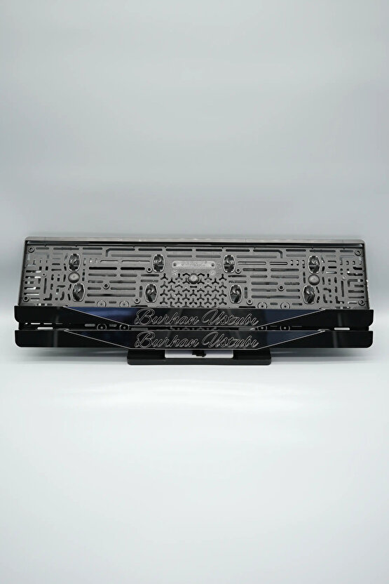 EL YAZI FONTLU ORTASI GÜMÜŞ PARÇALI KİŞİYE ÖZEL İSİMLİ PLEKSİ ARABA PLAKALIĞI