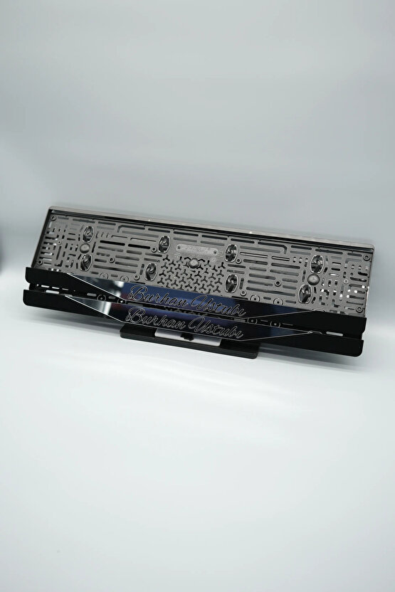 EL YAZI FONTLU ORTASI GÜMÜŞ PARÇALI KİŞİYE ÖZEL İSİMLİ PLEKSİ ARABA PLAKALIĞI