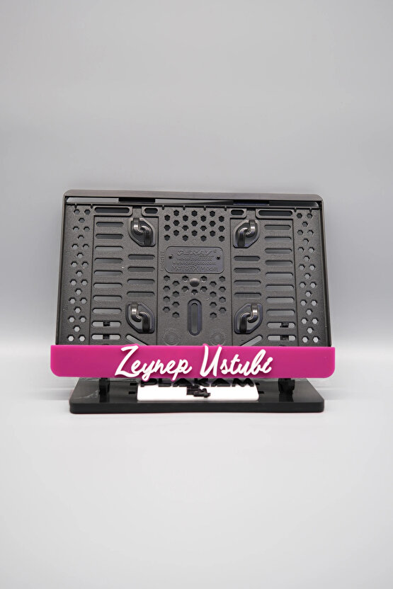 EL YAZI FONTLU PEMBE BEYAZ KİŞİYE ÖZEL İSİMLİ PLEKSİ MOTOR PLAKALIĞI