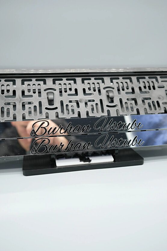 İNCE EL YAZI FONTLU KİŞİYE ÖZEL İSİMLİ GÜMÜŞ PLEKSİ ARABA PLAKALIĞI