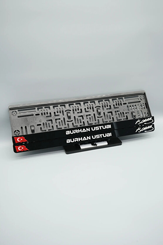 BAYRAKLI, K.A. BENZER İMZALI KİŞİYE ÖZEL İSİMLİ PLEKSİ ARABA PLAKALIĞI