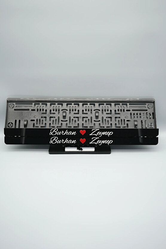 EL YAZI FONTLU KALPLİ SİYAH BEYAZ ÇİFTLERE ÖZEL İSİMLİ PLEKSİ ARABA PLAKALIĞI