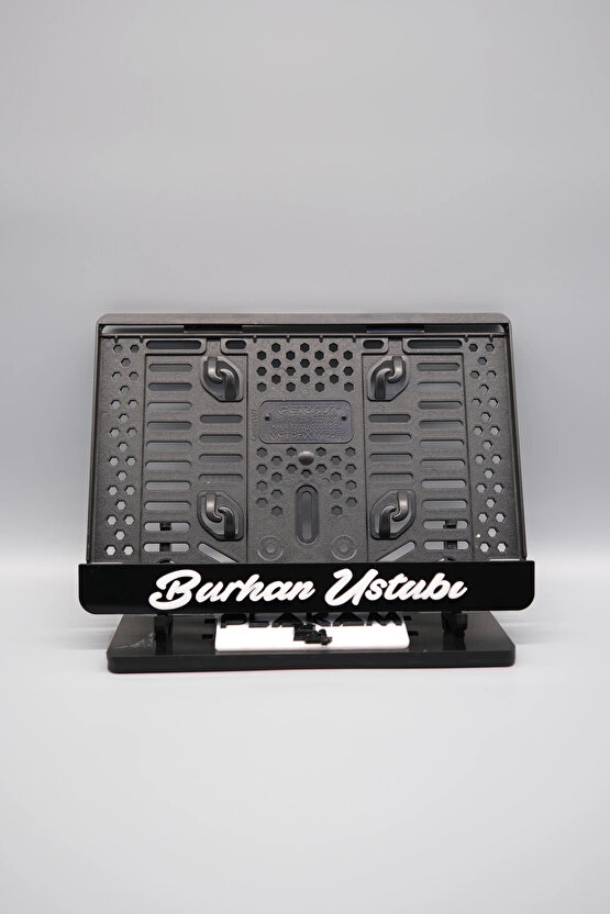 EL YAZI FONTLU KİŞİYE ÖZEL İSİMLİ SİYAH PLEKSİ MOTOR PLAKALIĞI