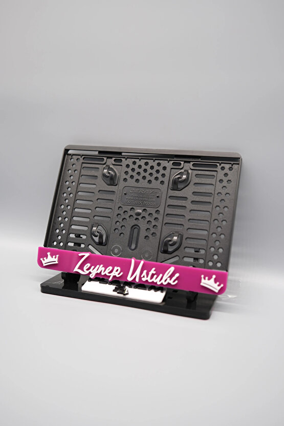 EL YAZI FONTLU KRALİÇE TACLI PEMBE BEYAZ KİŞİYE ÖZEL İSİMLİ PLEKSİ MOTOR PLAKALIĞI