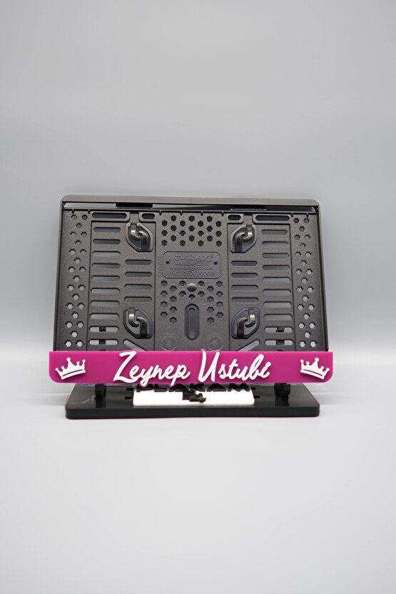 EL YAZI FONTLU KRALİÇE TACLI PEMBE BEYAZ KİŞİYE ÖZEL İSİMLİ PLEKSİ MOTOR PLAKALIĞI