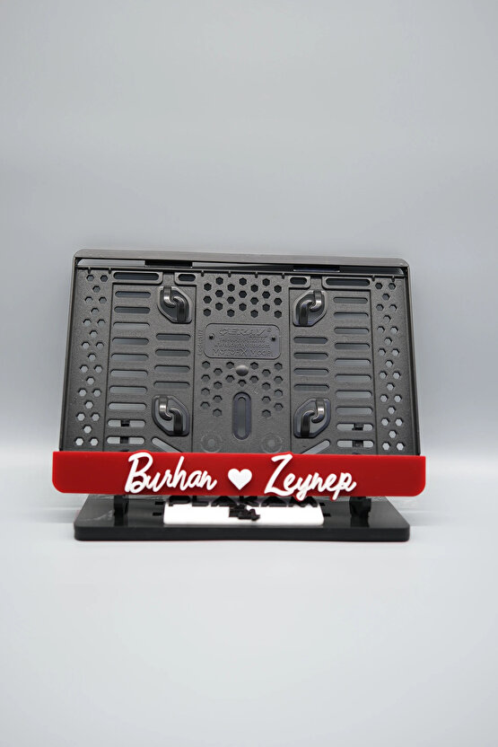 EL YAZI FONTLU KALPLİ KIRMIZI BEYAZ ÇİFTLERE ÖZEL İSİMLİ PLEKSİ MOTOR PLAKALIĞI