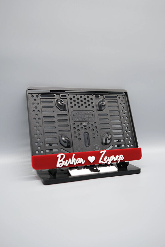 EL YAZI FONTLU KALPLİ KIRMIZI BEYAZ ÇİFTLERE ÖZEL İSİMLİ PLEKSİ MOTOR PLAKALIĞI