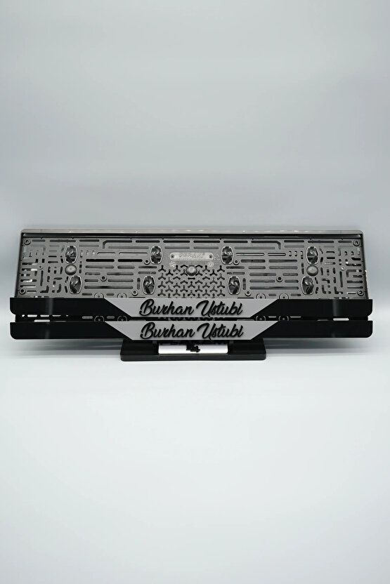 EL YAZI FONTLU ORTASI GRİ PARÇALI KİŞİYE ÖZEL İSİMLİ PLEKSİ ARABA PLAKALIĞI