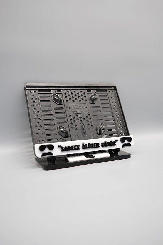 SADECE ÖLÜLER GÖRÜR 3D KABARTMALI BEYAZ PLEKSİ MOTOR PLAKALIĞI